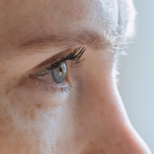 50代の品格は「横顔」に宿る。今、私が理想のマスカラを作る理由